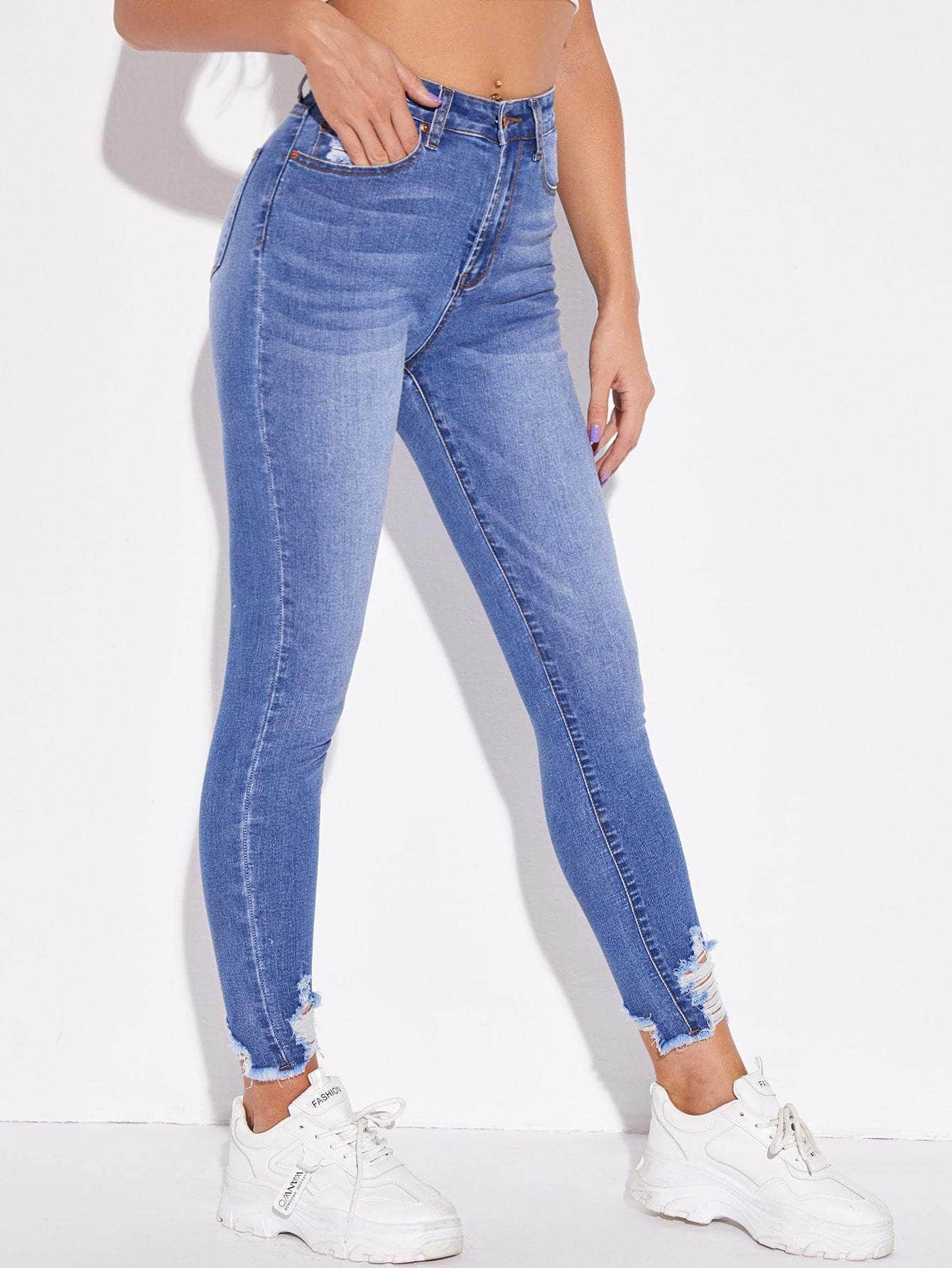 Jeans ajustados rotos bajo crudo