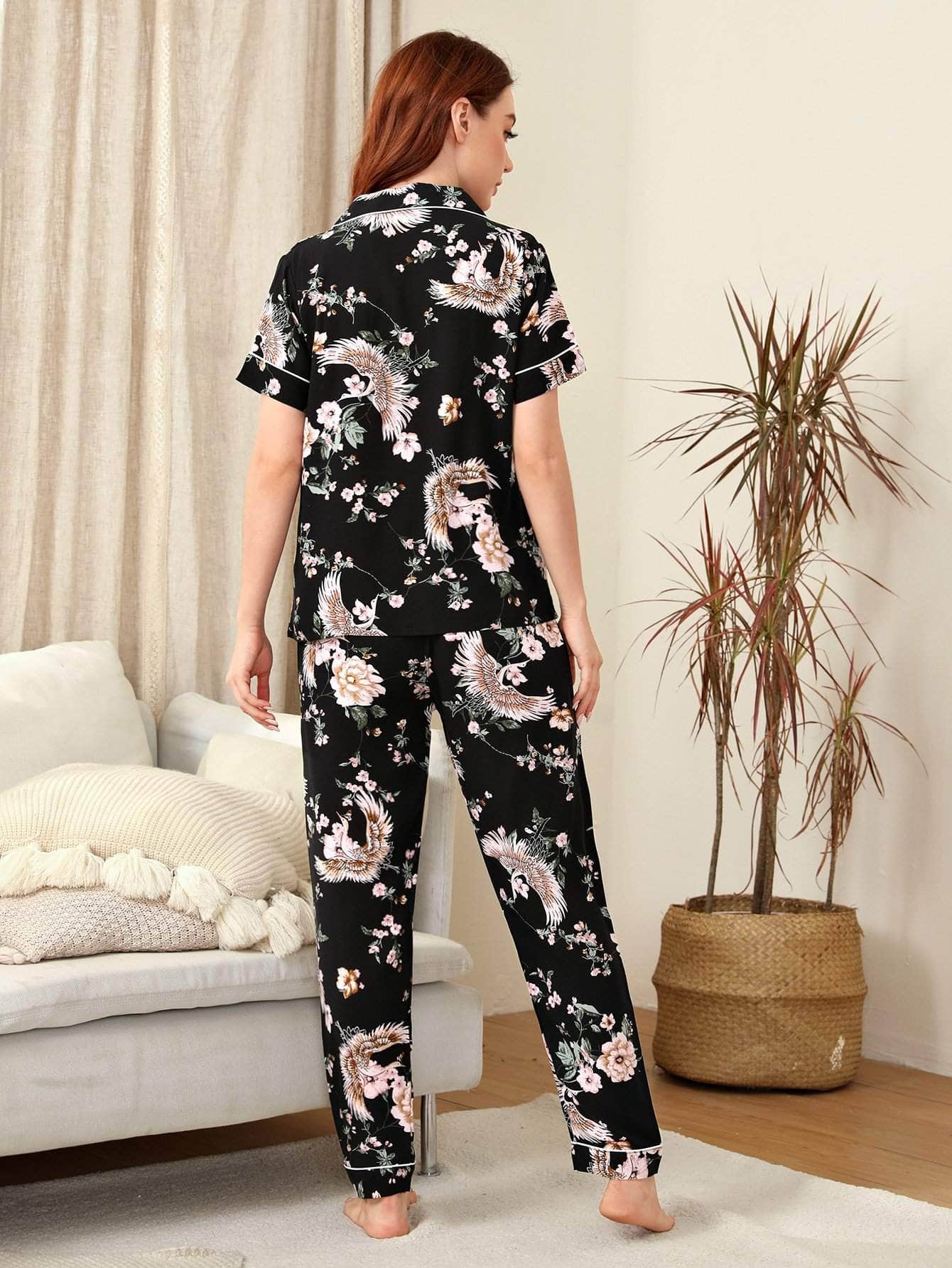 Muybonita.co conjuntosdepijamademangacorta1 Conjunto de pijama unido en contraste con estampado floral con grulla