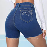 Shorts jean bajo crudo con bordado de fuego