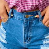Shorts jean rotos bajo crudo