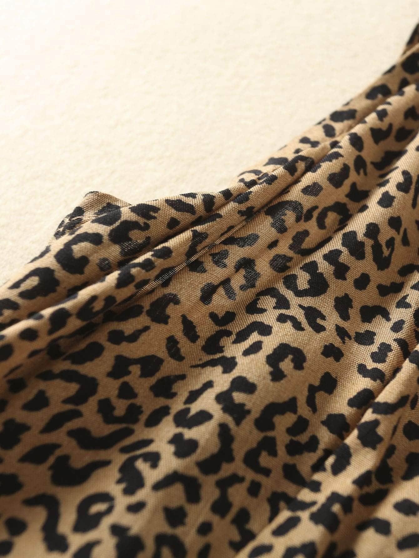 Vestido de tirantes de leopardo ribete fruncido de hombro con cordón