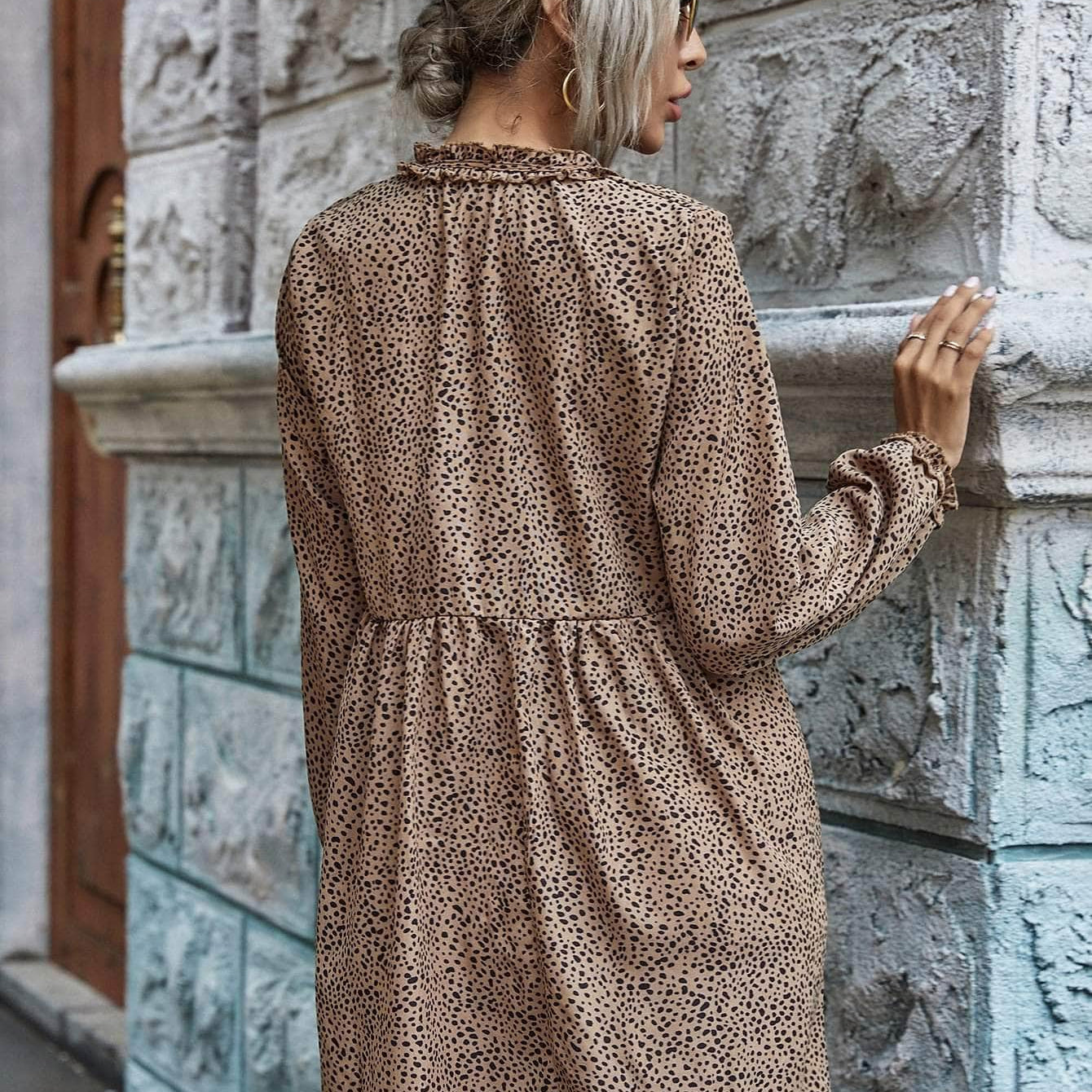 Vestido smock de cuello con cordón con estampado de lunares